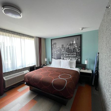 Super 8 By Wyndham Brooklyn Williamsburg Hotel Ню Йорк Екстериор снимка