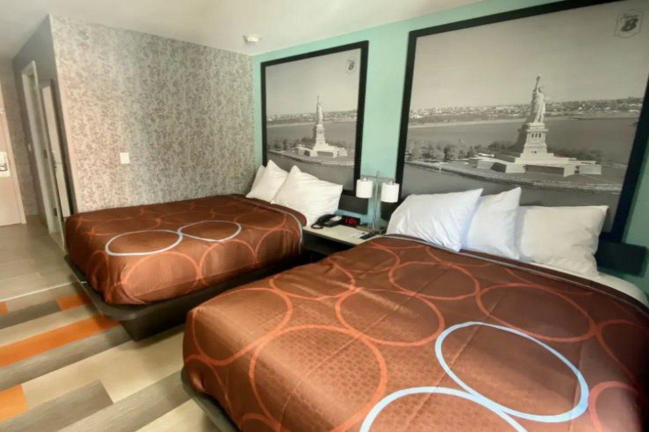 Super 8 By Wyndham Brooklyn Williamsburg Hotel Ню Йорк Екстериор снимка