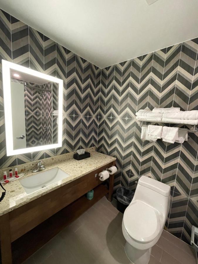 Super 8 By Wyndham Brooklyn Williamsburg Hotel Ню Йорк Екстериор снимка