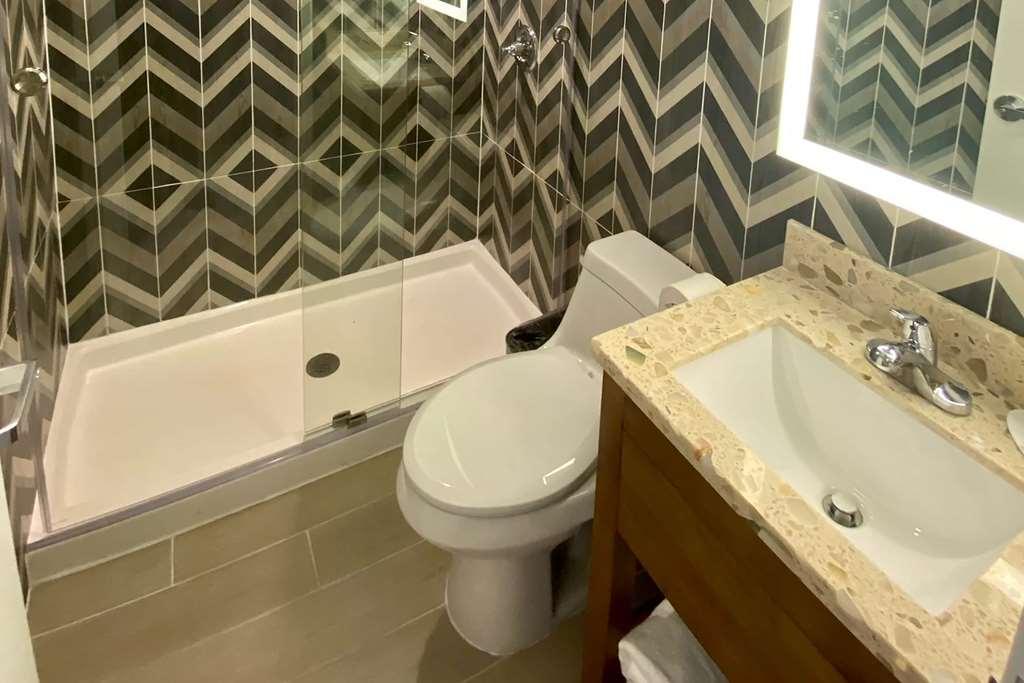 Super 8 By Wyndham Brooklyn Williamsburg Hotel Ню Йорк Екстериор снимка