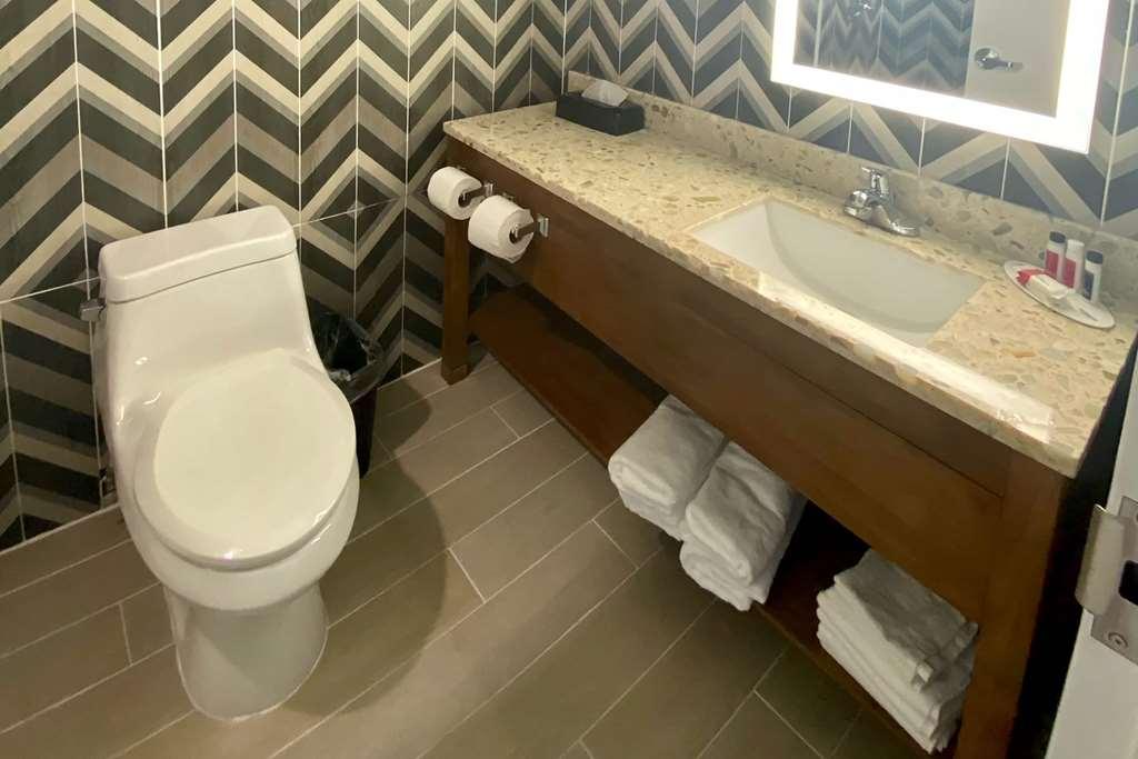 Super 8 By Wyndham Brooklyn Williamsburg Hotel Ню Йорк Екстериор снимка
